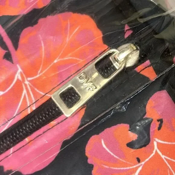 DVF Geranium Leaf 🍃 WeekenderBag 💼 Get AWAY🏃‍♀️in Style! Zip outside pocket - Picture 11 of 17